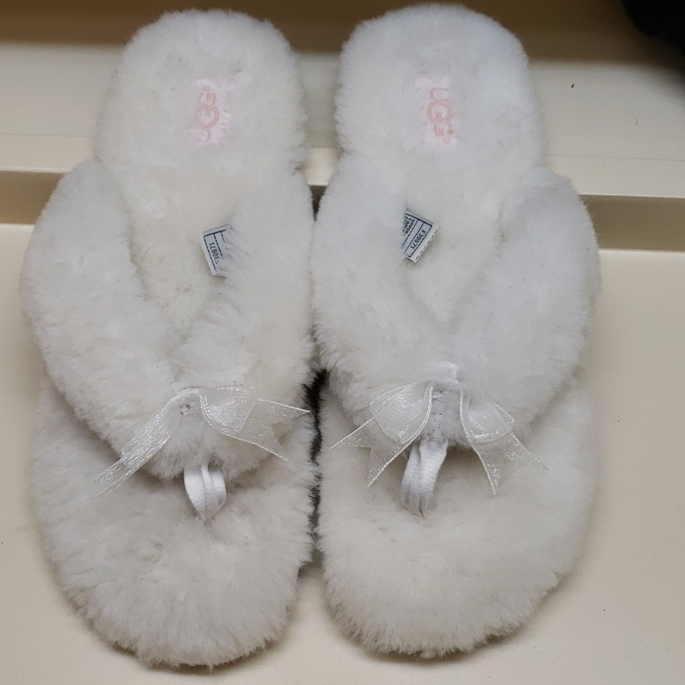 UGG slipper- flip flop